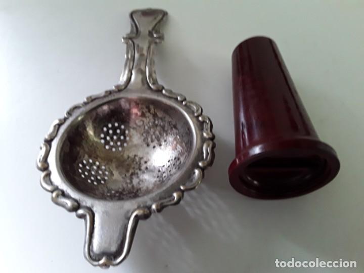 Oggetti Antichi: Antiguo colador de metal plateado y palillero de baquelita