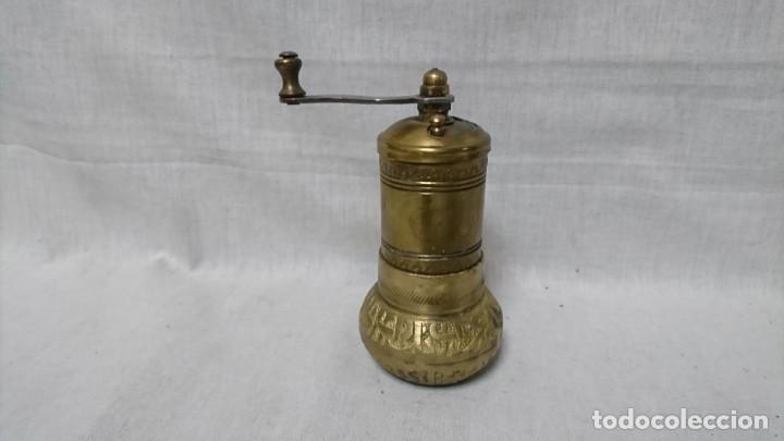 Antig&uuml;edades: PIMENTERO, MOL&Iacute;NO DE PIMIENTA EN BRONCE DECORADO - Foto 1