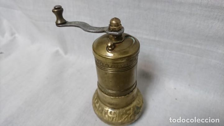 Antig&uuml;edades: PIMENTERO, MOL&Iacute;NO DE PIMIENTA EN BRONCE DECORADO - Foto 2