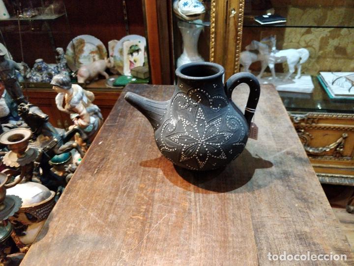 Antiques: Recipiente de barro pintado y decorado, firmado J. Simon - 15.5 x 20cm