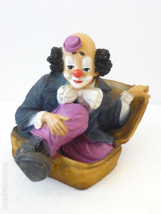 Antig&uuml;edades: PAYASO METIDO EN UNA MALETA,ES UN MATERIAL MUY PESADOPARECE MARMOLINA.19X15