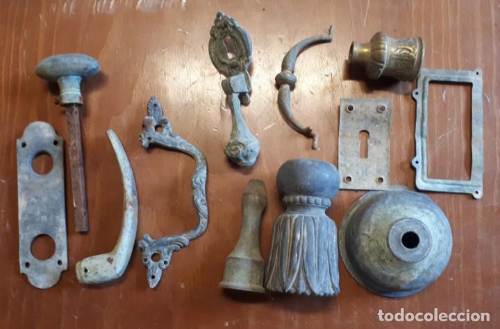 Antig&uuml;edades: Lote de piezas de lat&oacute;n - Foto 1