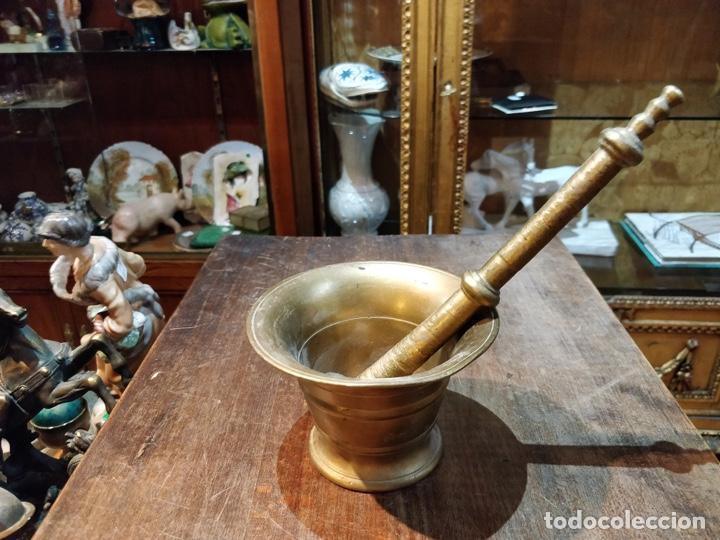 Antig&uuml;edades: Antiguo Almirez, mortero, de bronce con mano - Foto 1