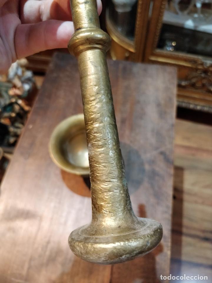 Antig&uuml;edades: Antiguo Almirez, mortero, de bronce con mano - Foto 2
