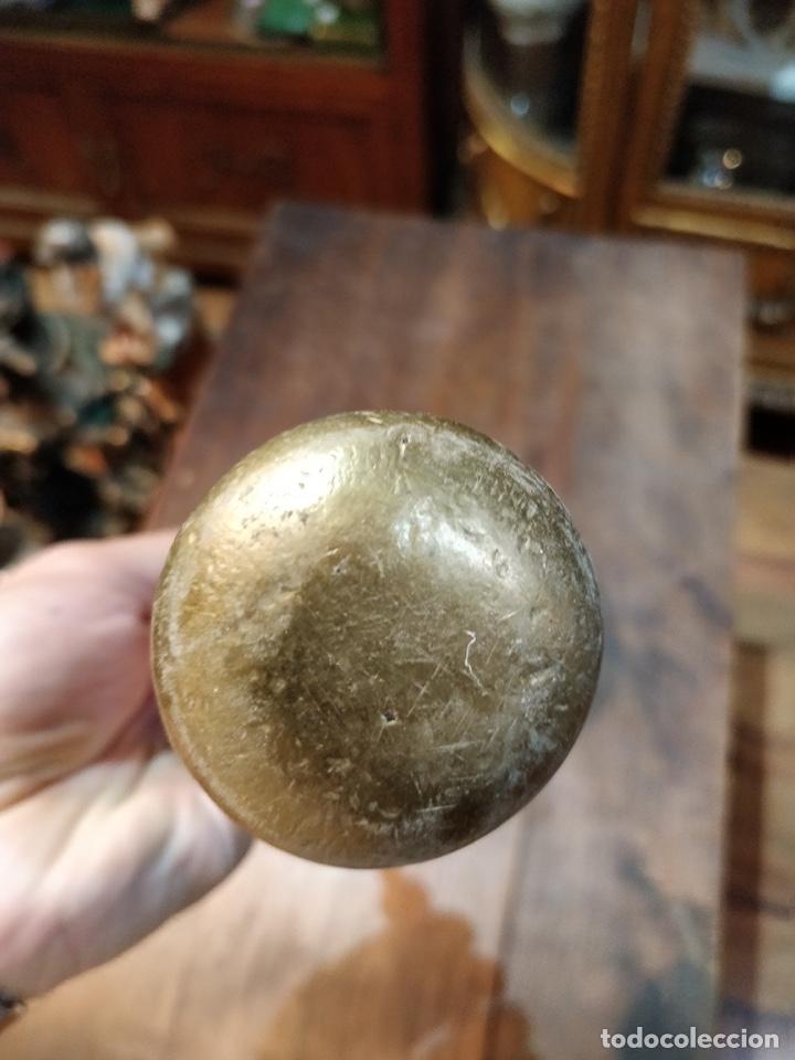 Antig&uuml;edades: Antiguo Almirez, mortero, de bronce con mano - Foto 3