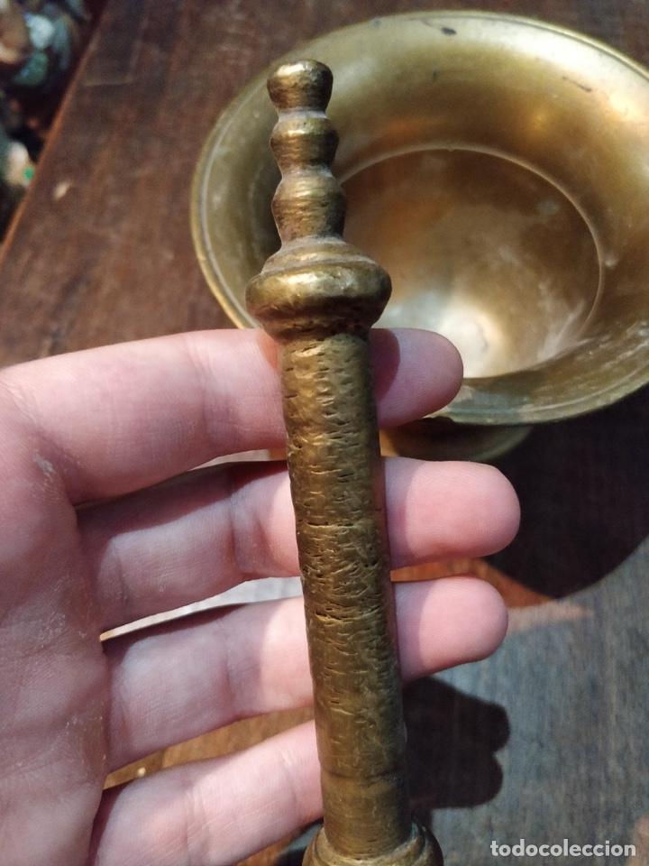 Antig&uuml;edades: Antiguo Almirez, mortero, de bronce con mano - Foto 4