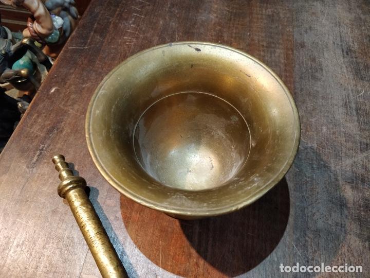 Antig&uuml;edades: Antiguo Almirez, mortero, de bronce con mano - Foto 5