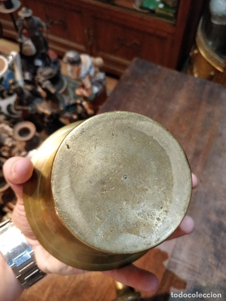 Antig&uuml;edades: Antiguo Almirez, mortero, de bronce con mano - Foto 6