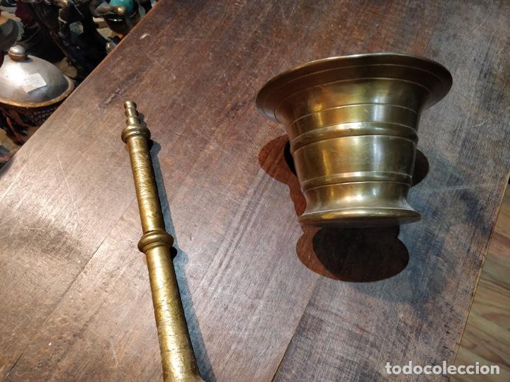Antig&uuml;edades: Antiguo Almirez, mortero, de bronce con mano - Foto 7