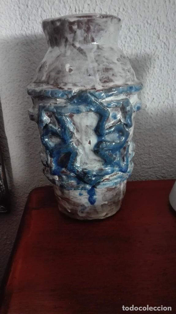 Antig&uuml;edades: Jarr&oacute;n de cer&aacute;mica decorado en relieve - Foto 1