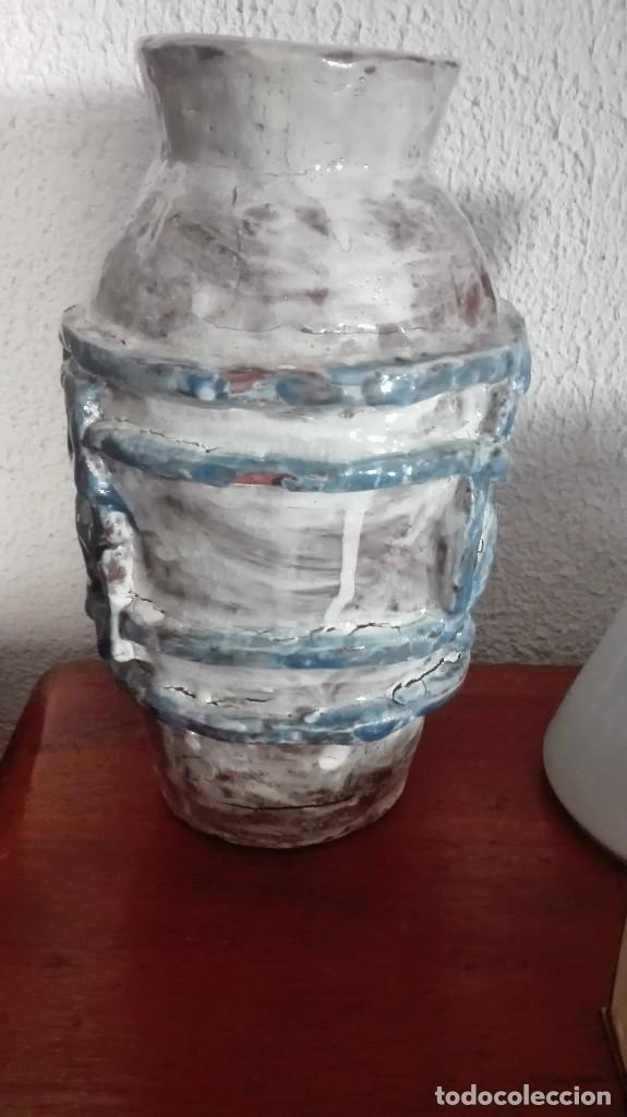 Antig&uuml;edades: Jarr&oacute;n de cer&aacute;mica decorado en relieve - Foto 2