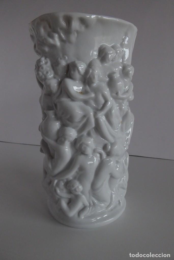 Antig&uuml;edades: JARR&Oacute;N BLANCO CON FIGURAS EN RELIEVE - Foto 1