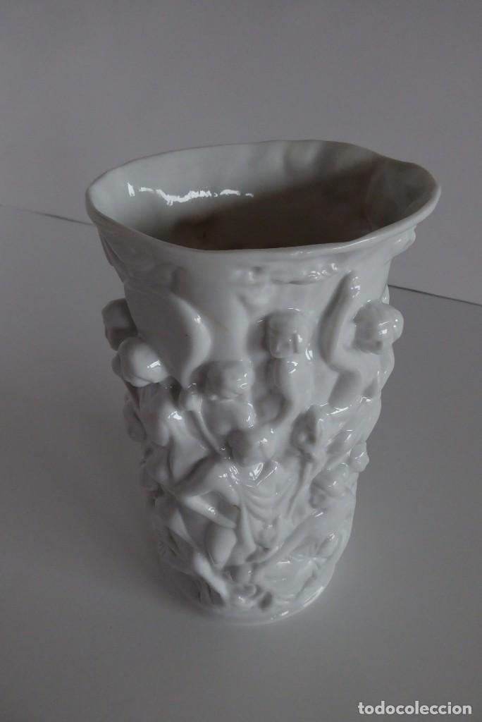 Antig&uuml;edades: JARR&Oacute;N BLANCO CON FIGURAS EN RELIEVE - Foto 3