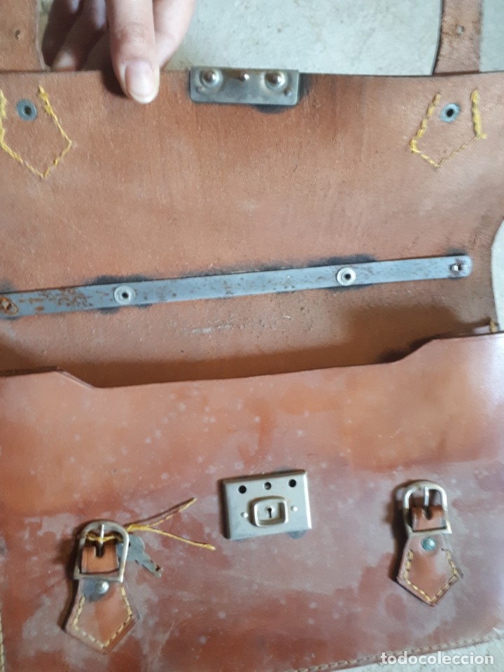 Antig&uuml;edades: Cartera de cuero para ni&ntilde;o con llave - Foto 3