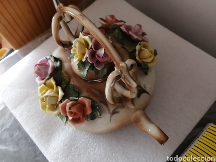 Antig&uuml;edades: Tetera con flores decorativa - Foto 3