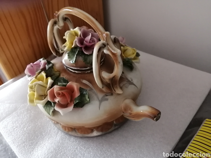 Antig&uuml;edades: Tetera con flores decorativa - Foto 6
