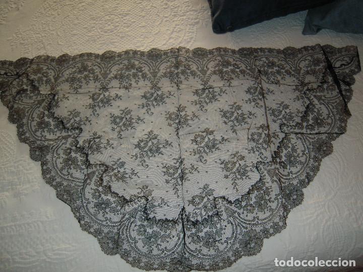 Antig&uuml;edades: Mantilla triangular negra a&ntilde;os 50 - Foto 1