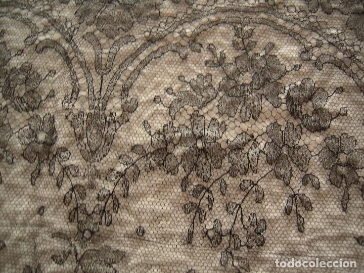 Antig&uuml;edades: Mantilla triangular negra a&ntilde;os 50 - Foto 2