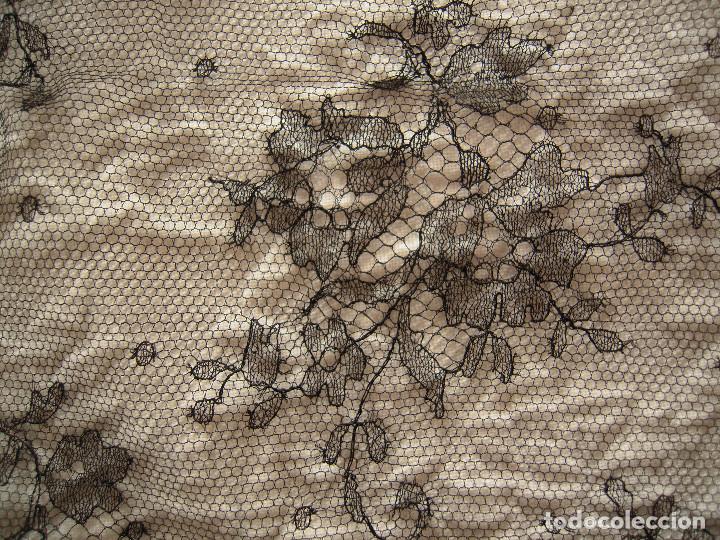 Antig&uuml;edades: Mantilla triangular negra a&ntilde;os 50 - Foto 3