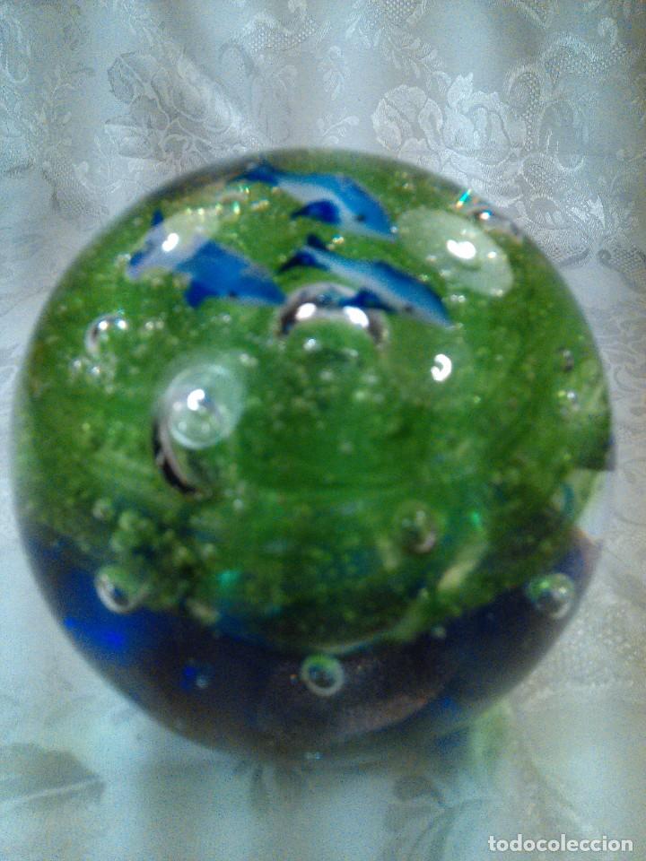 Antig&uuml;edades: GRAN BOLA DECORATIVA EN CRISTAL DE MURANO. TONOS TRANSPARENTE, VERDE Y AZUL COBALTO CON DELFINES.