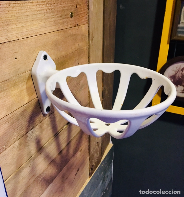 Antiguidades: JABONERA ANTIGUA DE HIERRO MACIZO CON ESMALTE PORCELANICO SOPORTE DE REJILLA PARA BA&Ntilde;ERA JABON