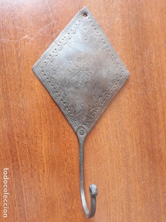Antig&uuml;edades: Percha de hierro forjado- perchero decoraci&oacute;n incisa remache- siglo XVIII/XIX