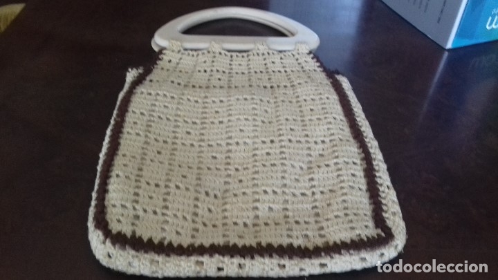 Antiquit&auml;ten: ANTIGUA BOLSA DE CROCHET HECHA A MANO EN BEIG Y MARRON CON ASA DE PASTA Y FORRADA POR DENTRO.