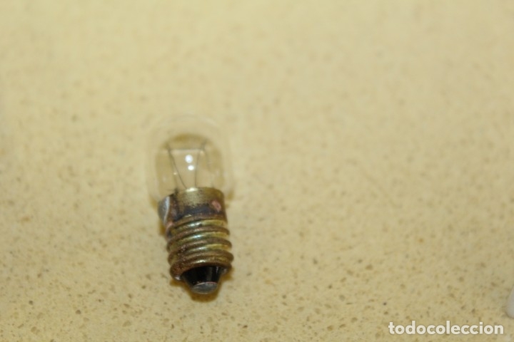 Antig&uuml;edades: LOTE DE 100 BOMBILLAS - MARCA PYLT - 60V ROSCA E/10 - Foto 3