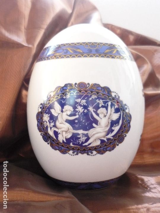 Antiguidades: HUEVO DE PORCELANA BLANCO AZUL Y ORO DECORADO CON 2 ANGELES.ALTO 21 DIAMETRO 50CM