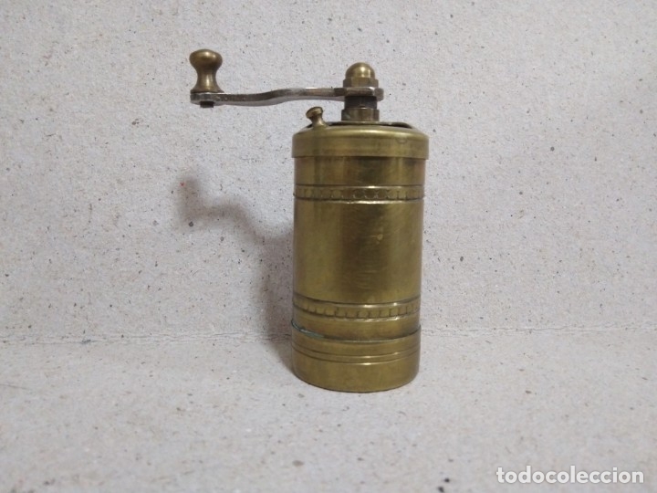 Antig&uuml;edades: Molinillo de bronce 9x45.ctms - Foto 1