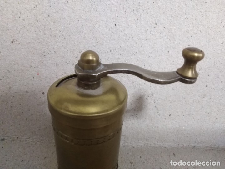 Antig&uuml;edades: Molinillo de bronce 9x45.ctms - Foto 4