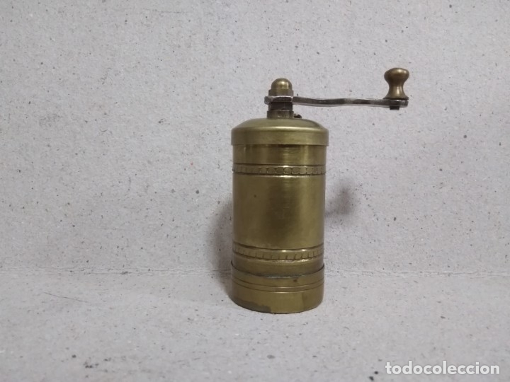 Antig&uuml;edades: Molinillo de bronce 9x45.ctms - Foto 5