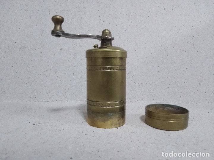 Antig&uuml;edades: Molinillo de bronce 9x45.ctms - Foto 7