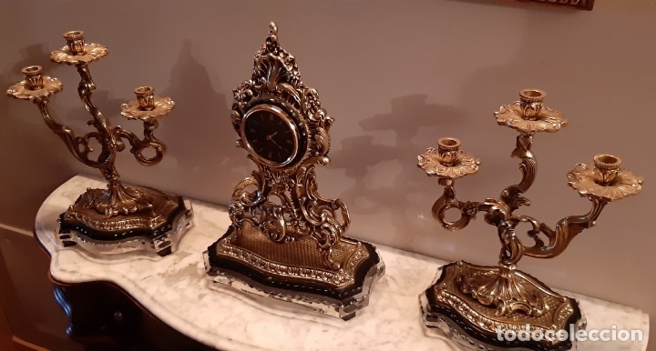 Antig&uuml;edades: Reloj y candelabros de bronce y cristal - Foto 1