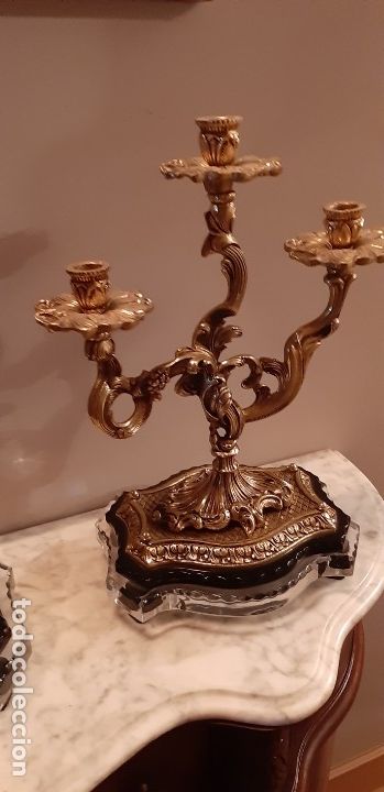 Antig&uuml;edades: Reloj y candelabros de bronce y cristal - Foto 3
