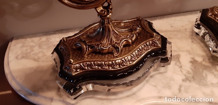Antig&uuml;edades: Reloj y candelabros de bronce y cristal - Foto 4