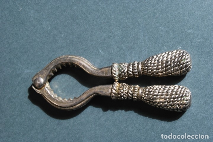Antig&uuml;edades: CASCANUECES DE METAL PLATEADO - Foto 1