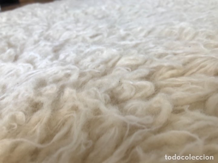 Antigüedades: gran alfombra lana pura rizada solida tejida detras en telar preciosa comoda impecable es antigua - Foto 7 - 172683619