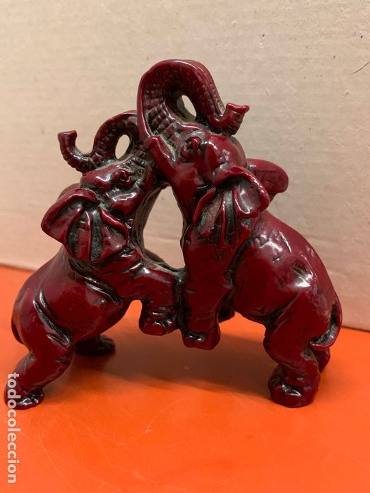 Antig&uuml;edades: Preciosa pareja de ELEFANTES DE LA SUERTE, en resina, mide unos 8cms de altura