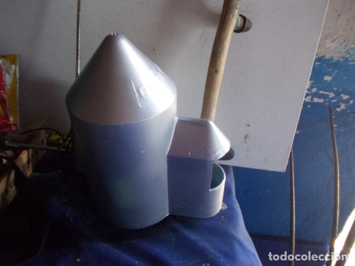Antig&uuml;edades: bebedero de plastico duro - Foto 1