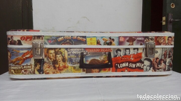 Antig&uuml;edades: Antigua maleta decorada con programas de cine originales. - Foto 3