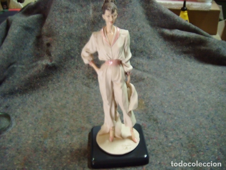 Antiguidades: Figura de porcelana  d Hand Painteo (Made in Italy)