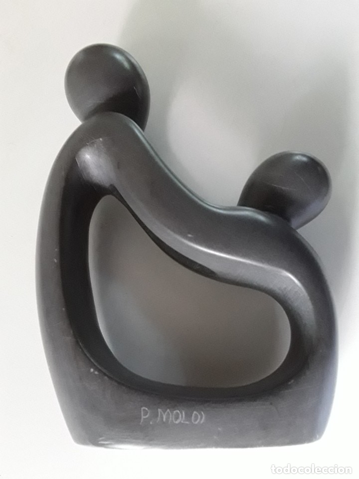 Antiquit&eacute;s: Figura maternidad en piedra. Firmado en la base: P. Moloi. Medidas:18 cm x 13 cm. Peso: 884 gramos
