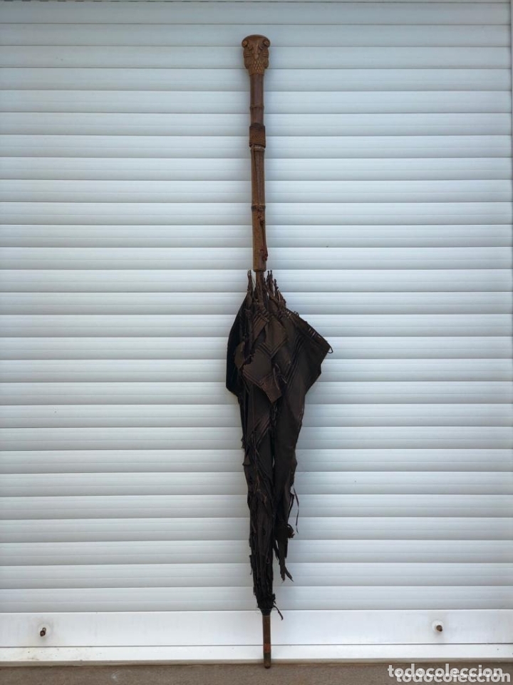 Sombrilla con pu&ntilde;o de bamb&uacute; tallado