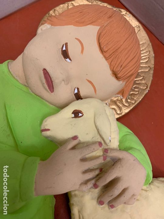 Antig&uuml;edades: Antiguo San Juanito con el cordero, en yeso, plafon en relieve. Mide 27cms altura.