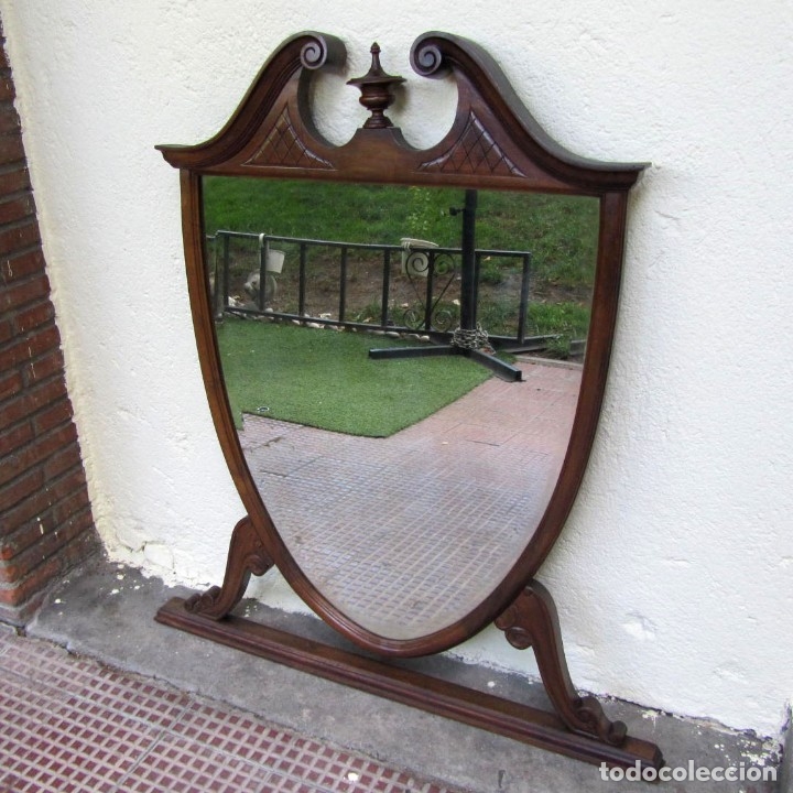Antig&uuml;edades: Gran espejo biselado de madera con forma de escudo - Foto 1