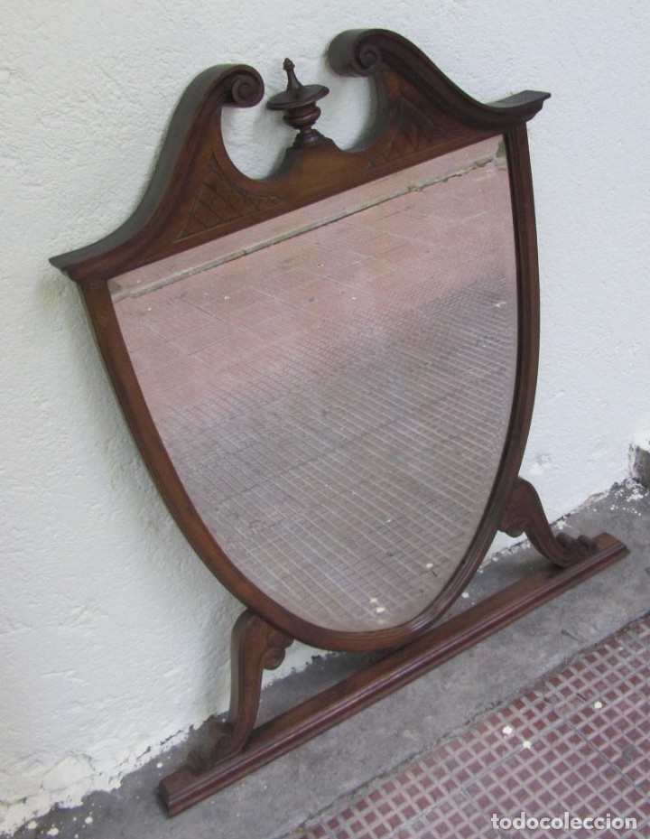Antig&uuml;edades: Gran espejo biselado de madera con forma de escudo - Foto 2