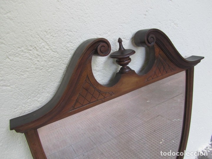 Antig&uuml;edades: Gran espejo biselado de madera con forma de escudo - Foto 3