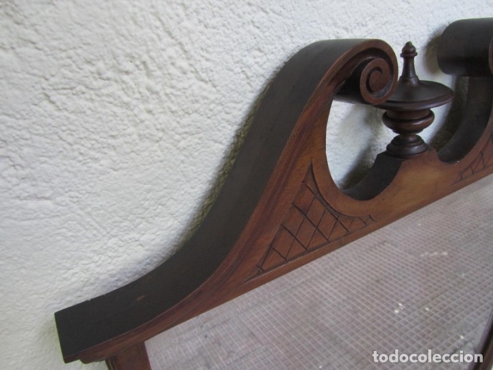 Antig&uuml;edades: Gran espejo biselado de madera con forma de escudo - Foto 4