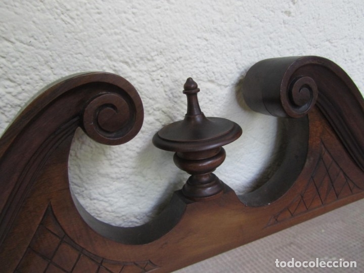 Antig&uuml;edades: Gran espejo biselado de madera con forma de escudo - Foto 5